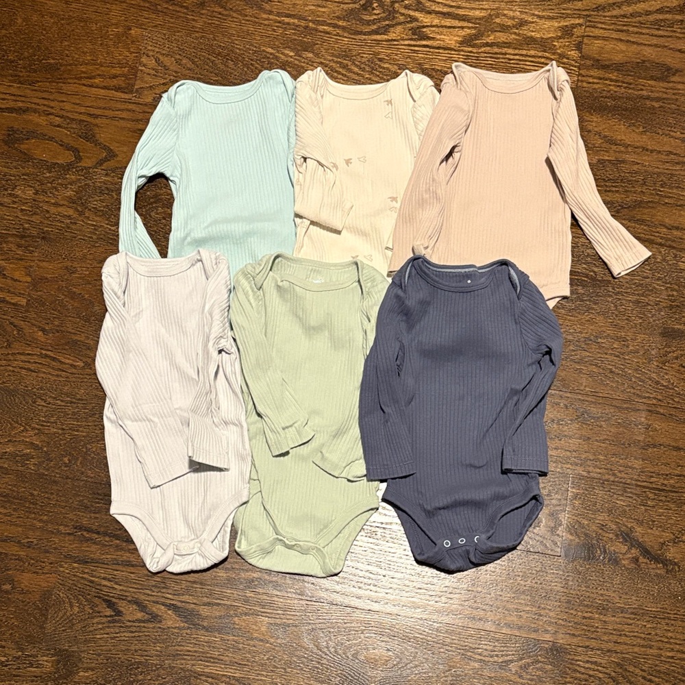 Set of 6 size 12M ribbed long sleeve body suits Cloud Island